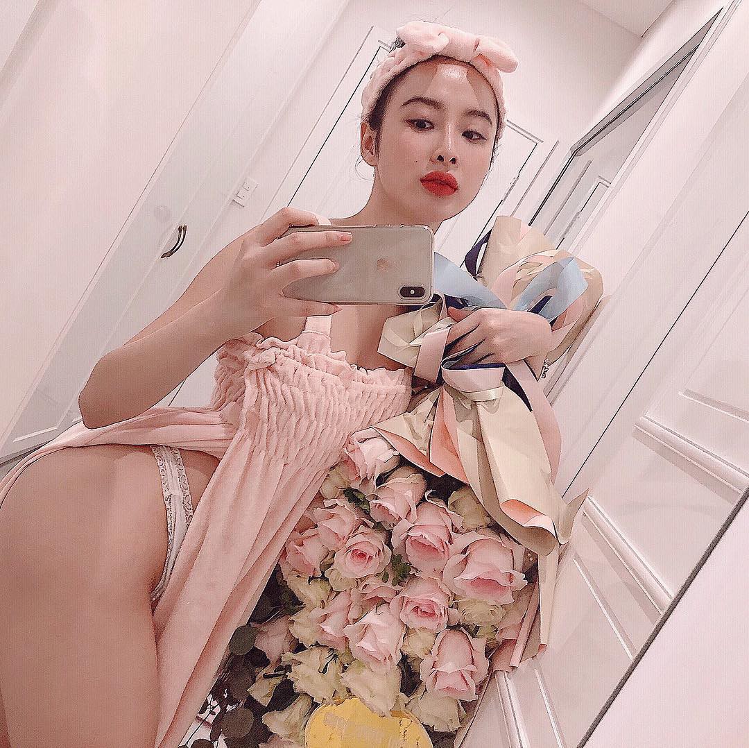 Bó hoa không có lỗi, chỉ mong Angela Phương Trinh đừng tạo dáng làm khổ bó hoa nữa mà thôi Bó hoa không có lỗi, chỉ mong Angela Phương Trinh đừng tạo dáng làm khổ bó hoa nữa mà thôi